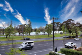 Stylish 2br Apt Facing Albert Parkpoolparking